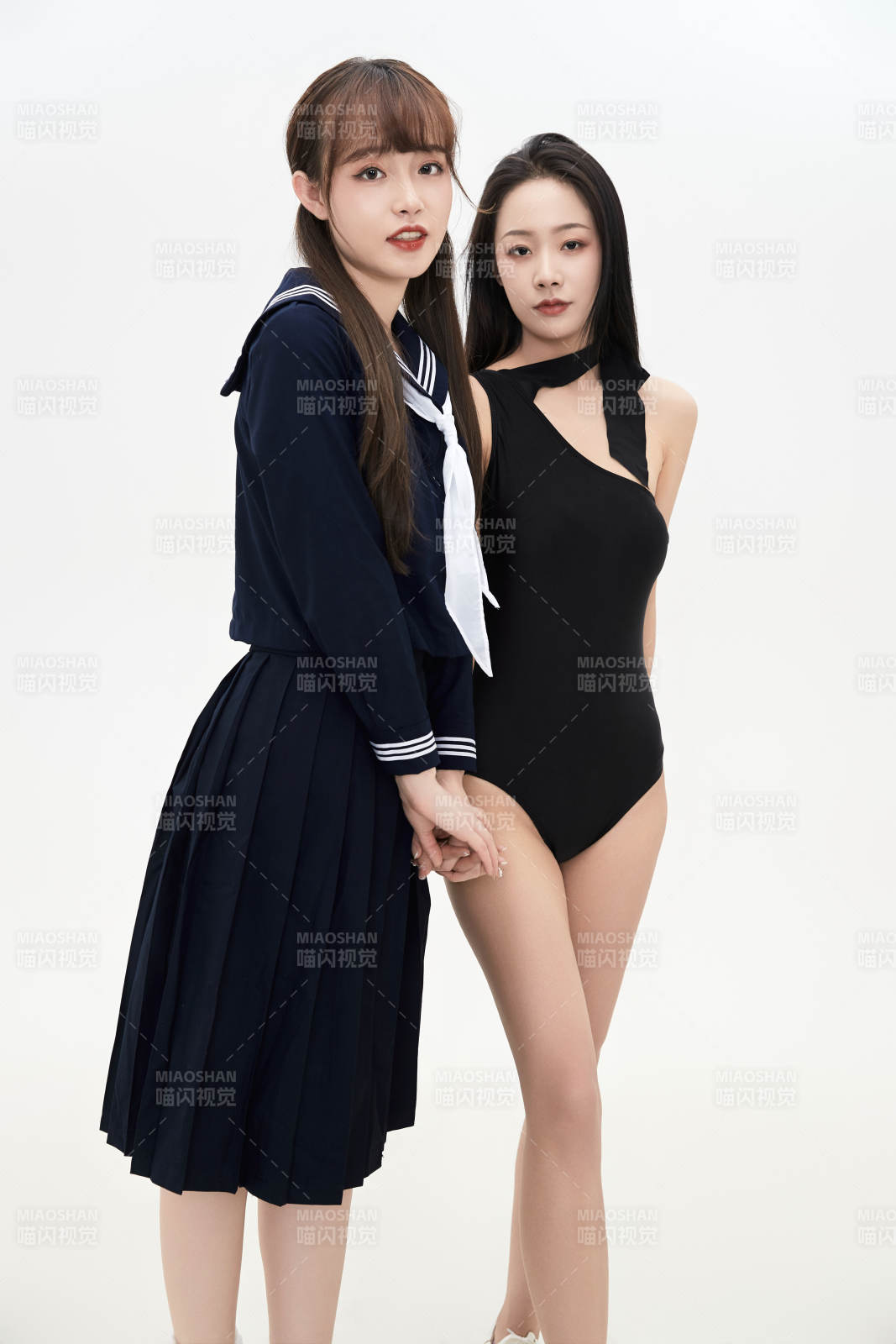 亲密无间的可爱的亚洲美女闺蜜图片