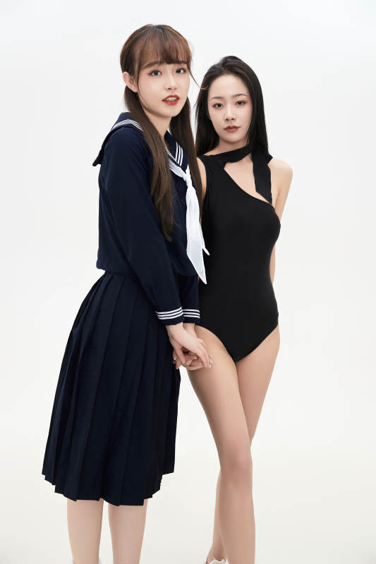 亲密无间的可爱的亚洲美女闺蜜图片