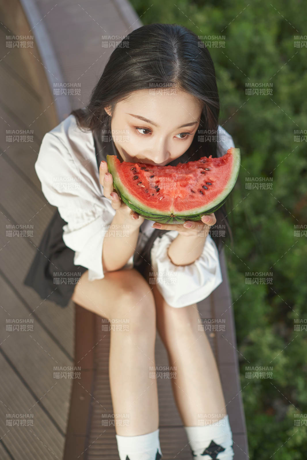 初夏户外公园吃西瓜的可爱少女图片