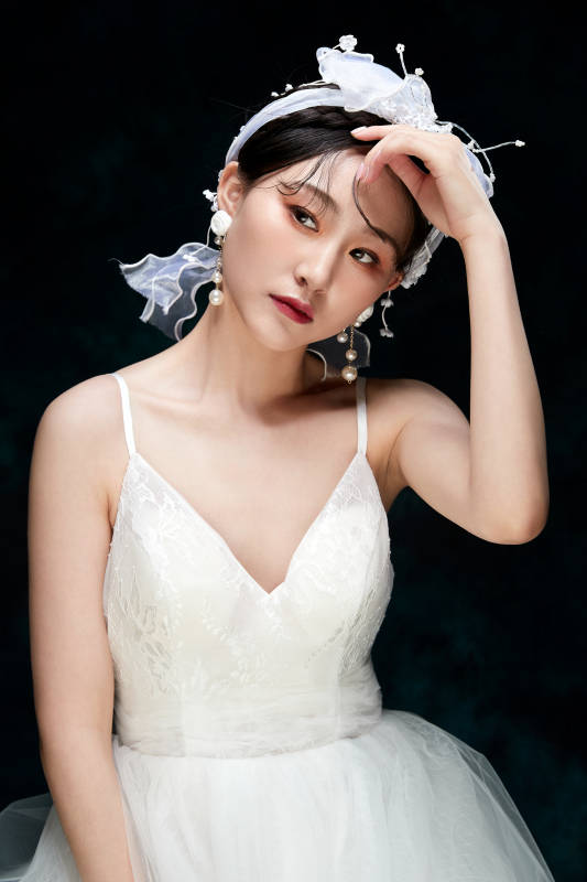 黑色背景下的女性复古婚纱妆面图片