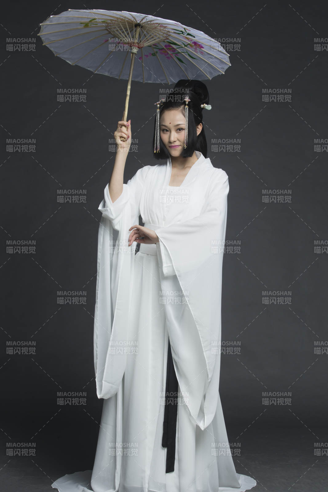 身穿古装的汉服女性人像汉服影棚拍摄图片