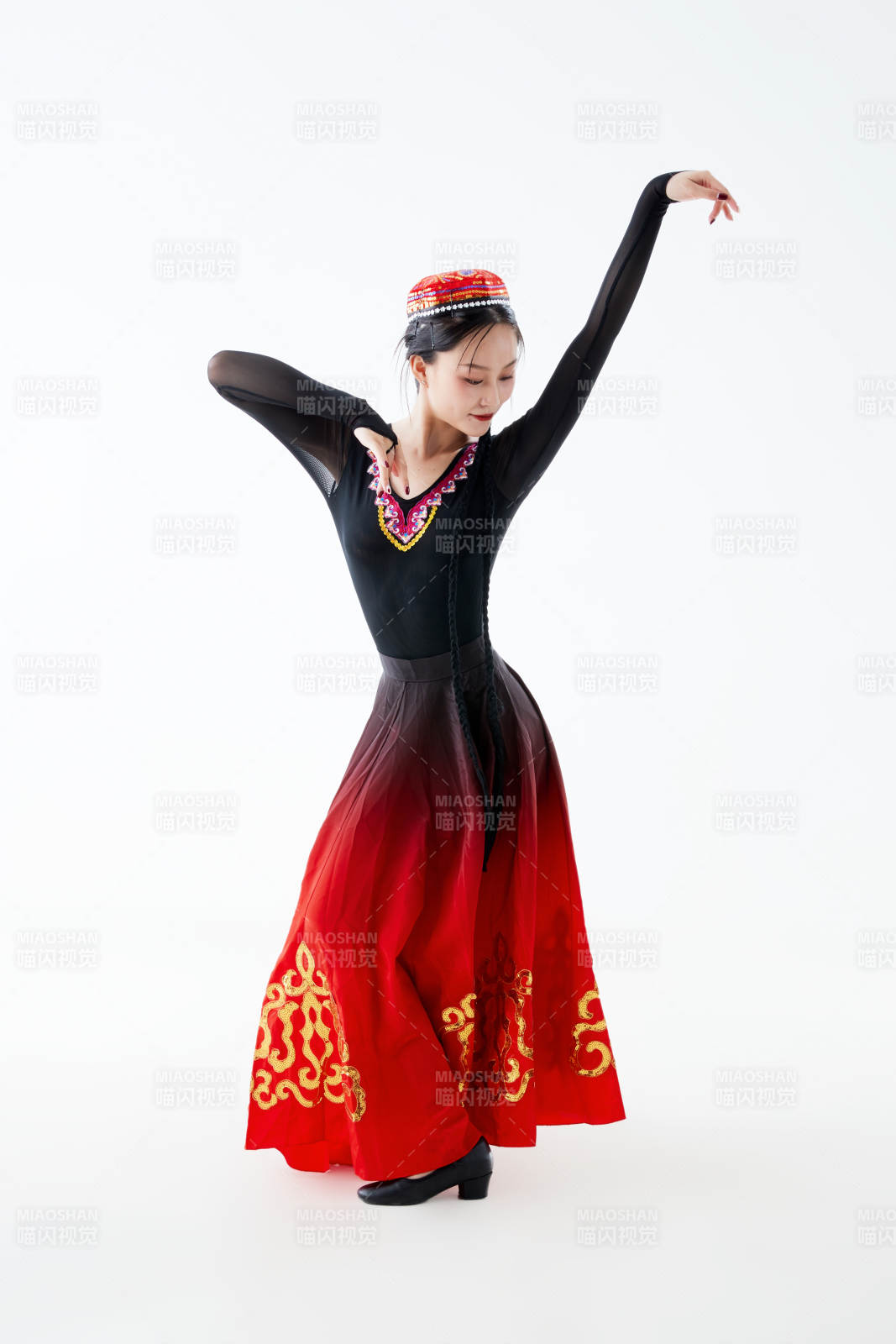 穿着新疆维吾尔族服饰跳舞的少女图片