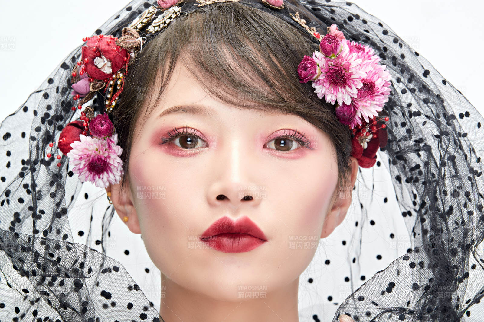 白色背景下的新娘彩妆美女人像图片