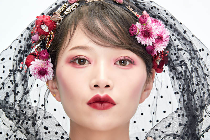 白色背景下的新娘彩妆美女人像图片