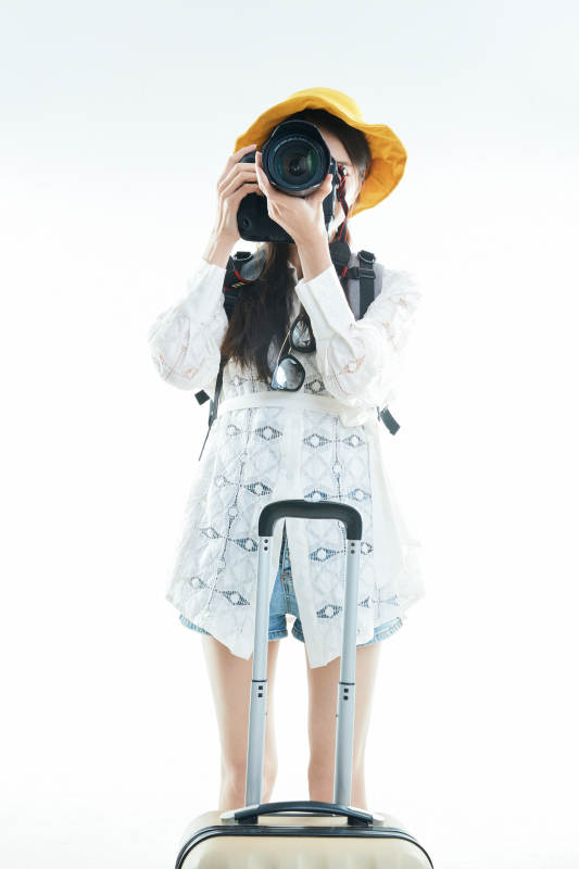 白色背景下准备出发旅行的美丽东方女大学生图片