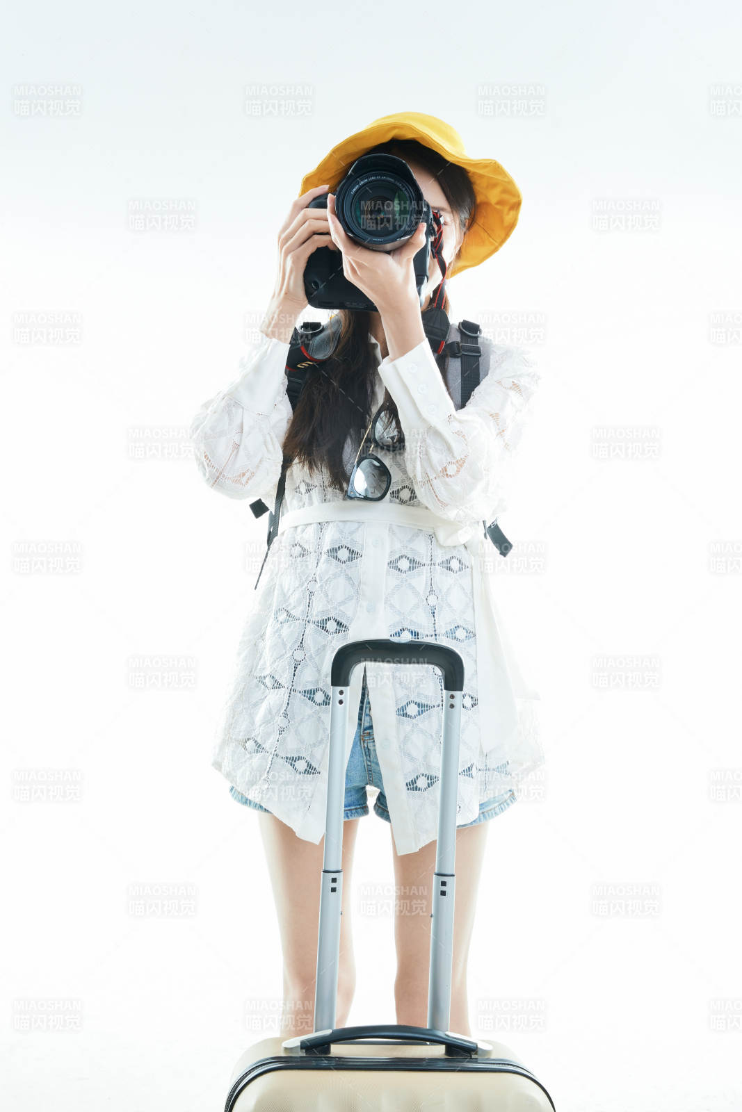 白色背景下准备出发旅行的美丽东方女大学生图片
