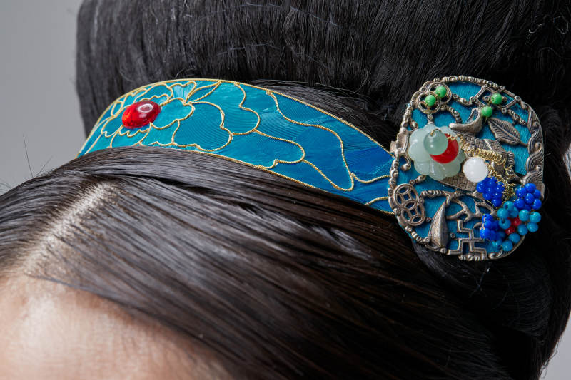 白色背景下的古装发饰局部特写图片