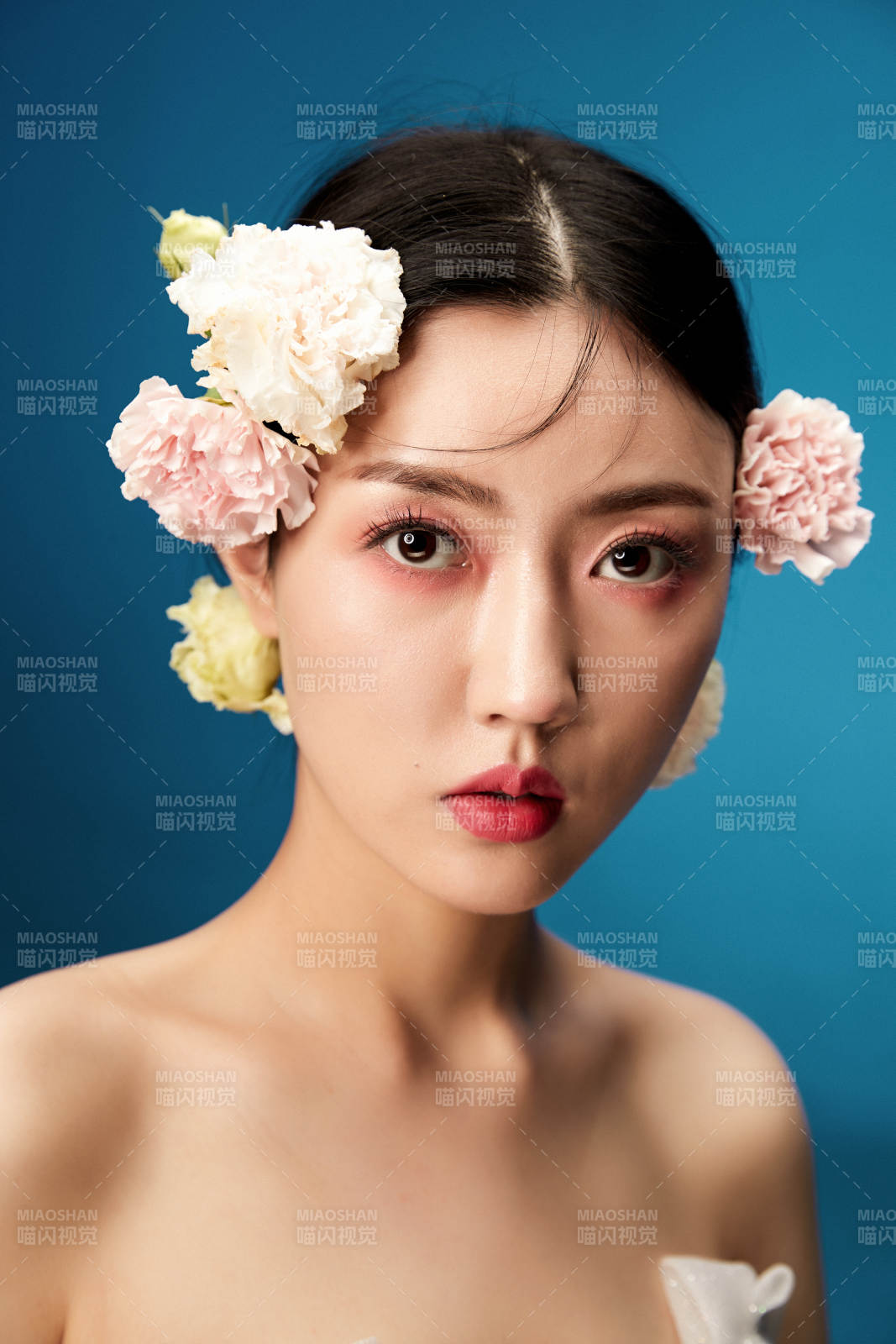 时尚亚洲女性婚纱妆面彩妆图片