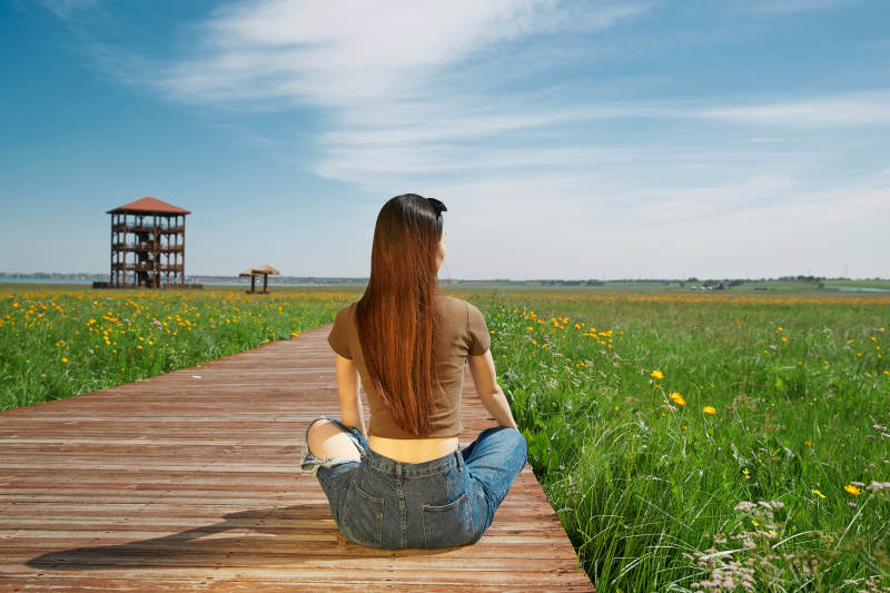 盛夏在草原湿地公园游玩的姑娘图片