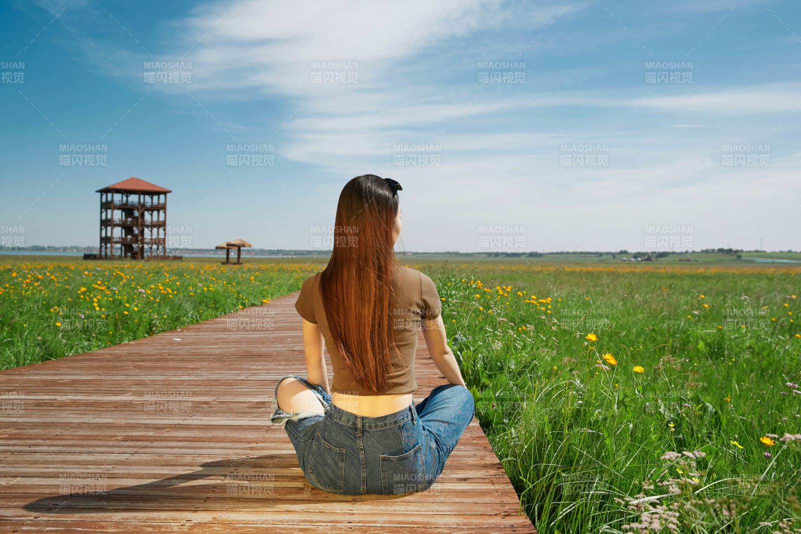 盛夏在草原湿地公园游玩的姑娘图片