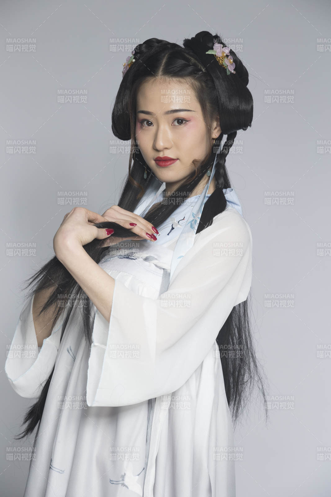 汉服风韵人像棚拍汉服少女图片