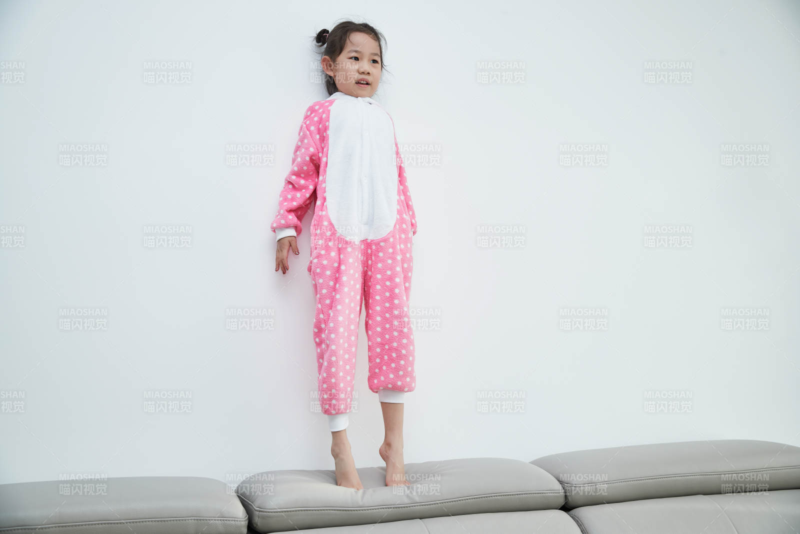 在家玩耍的亚洲小女孩图片