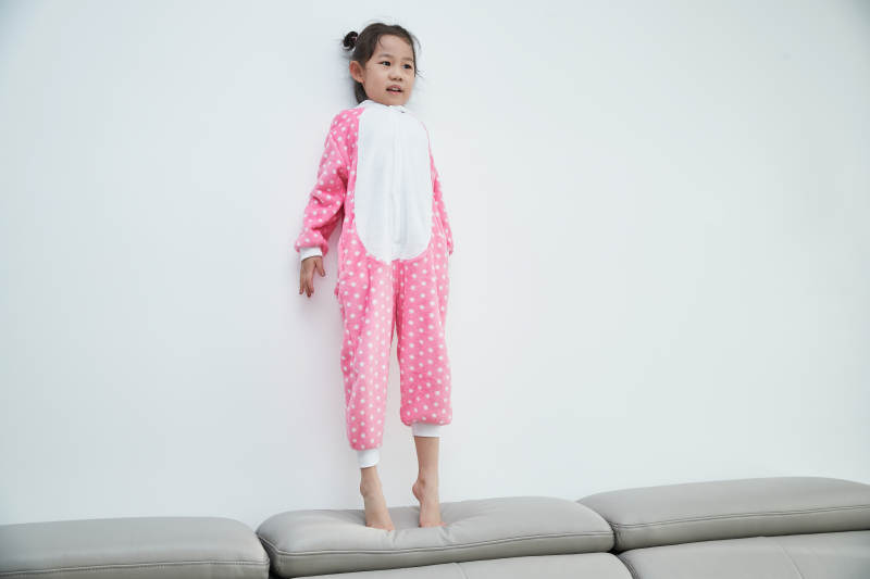 在家玩耍的亚洲小女孩图片