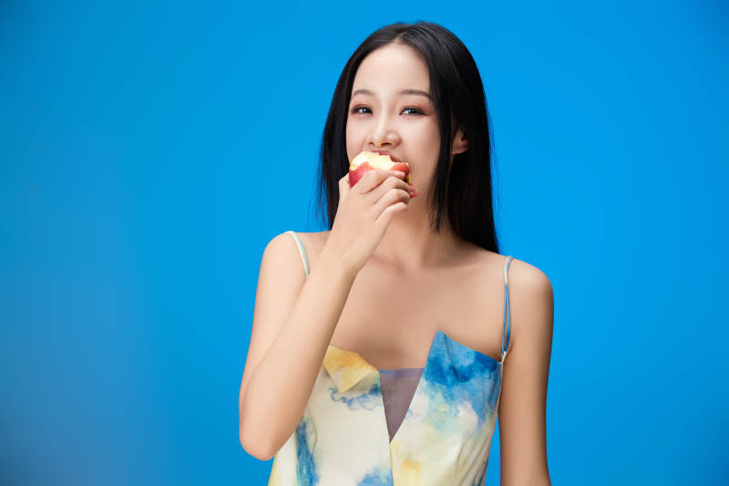 吃水果的亚洲东方长发少女图片