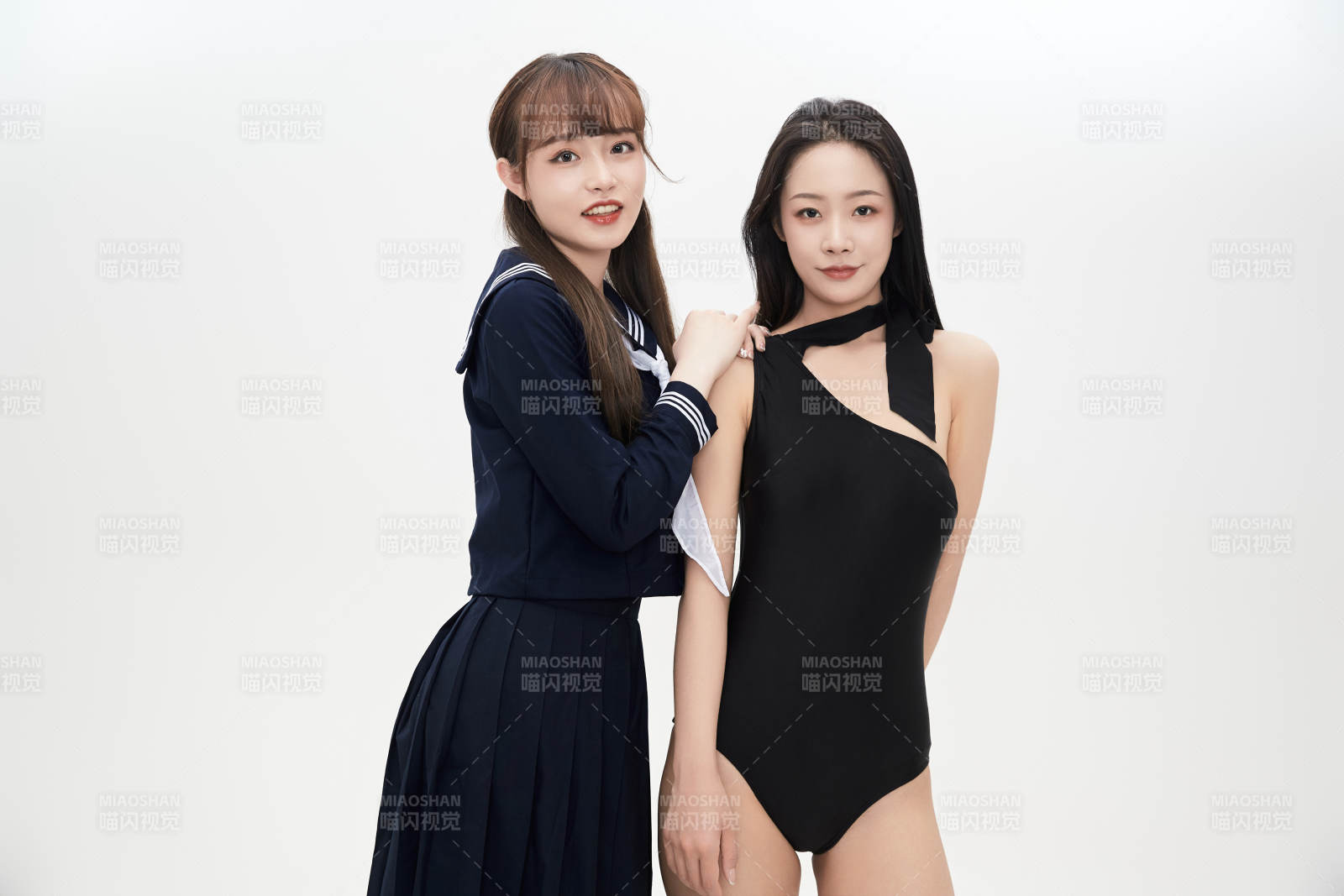 亲密无间的可爱的亚洲美女闺蜜图片