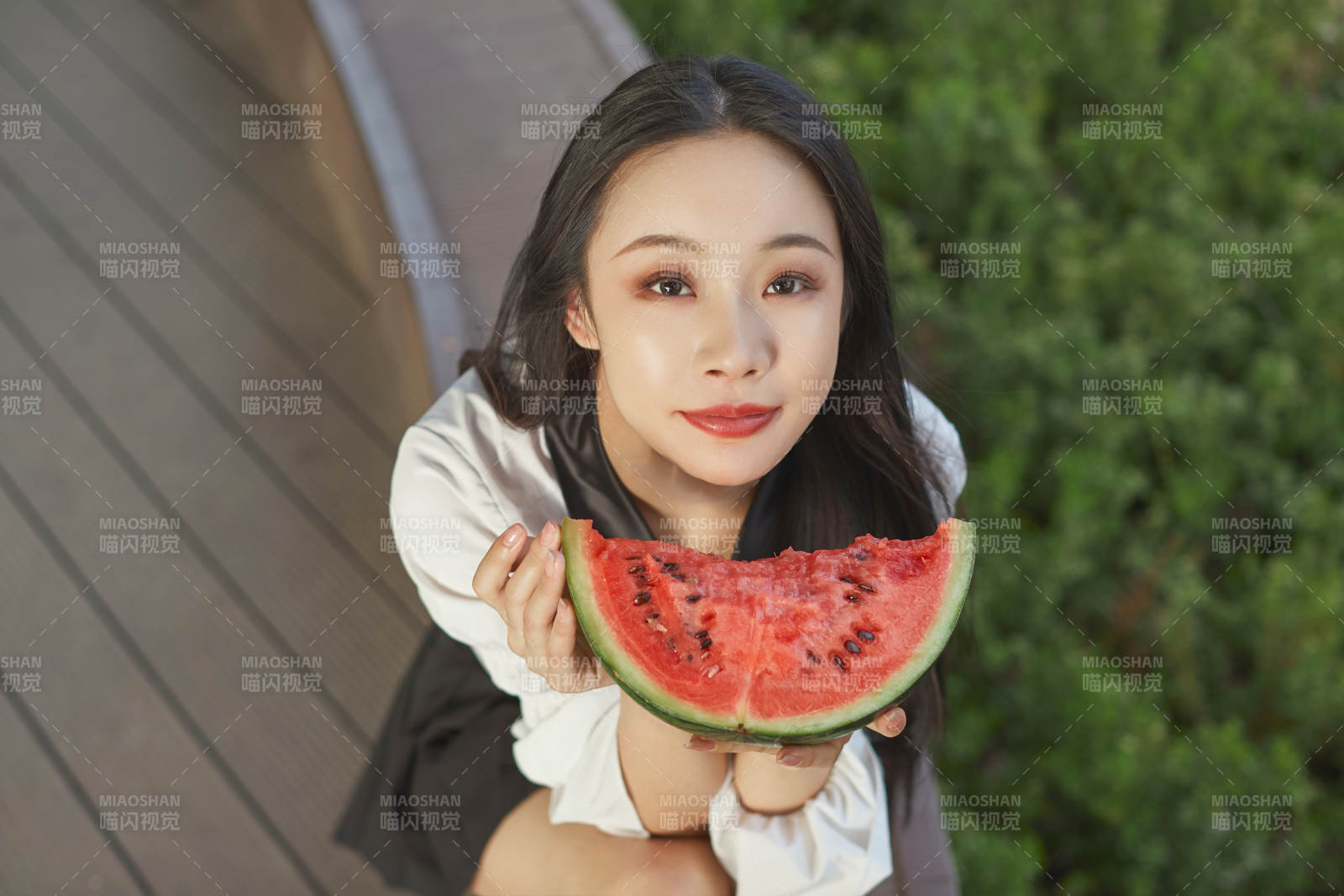 初夏户外公园吃西瓜的可爱少女图片