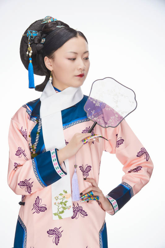 白色背景下的清代女性古装造型清朝古装图片