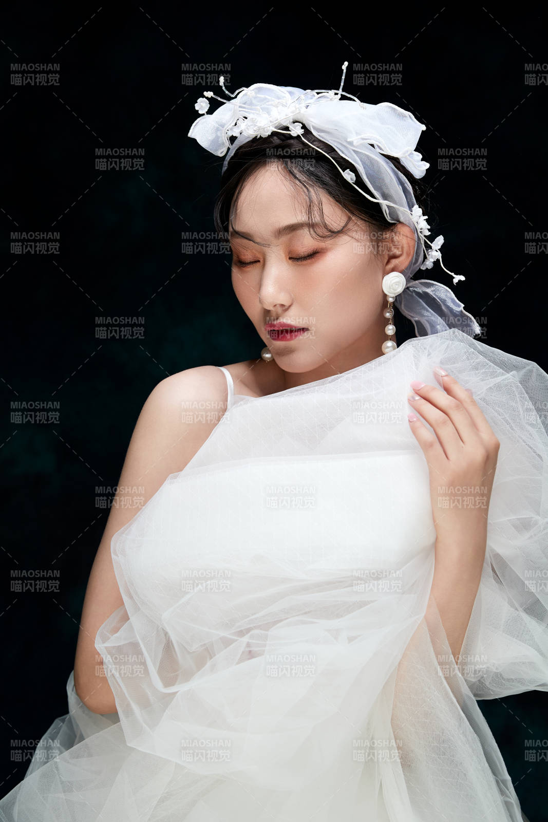 黑色背景下的女性复古婚纱妆面图片
