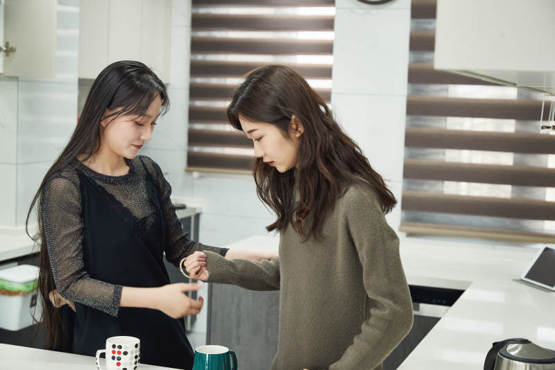 在餐厅喝咖啡闲聊的亚洲闺蜜图片