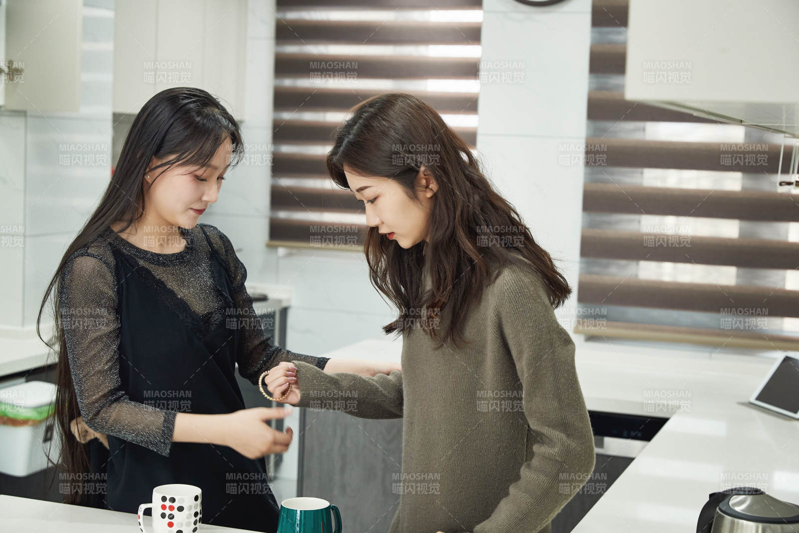 在餐厅喝咖啡闲聊的亚洲闺蜜图片