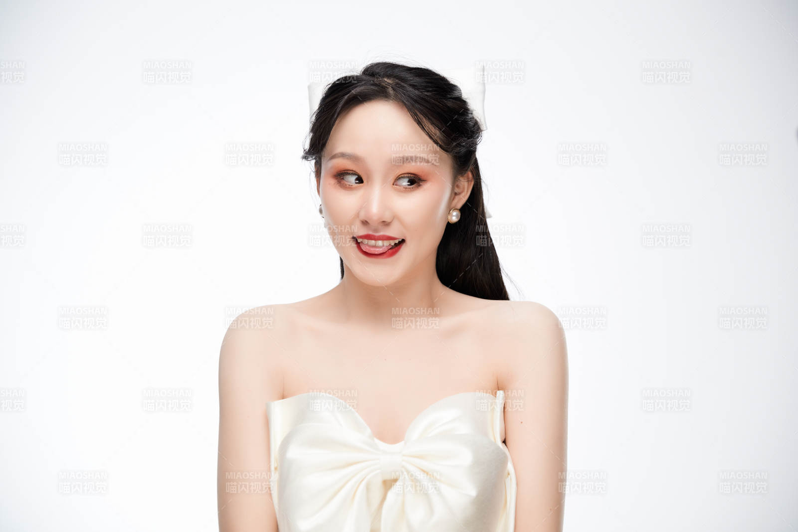 女性婚纱妆面图片