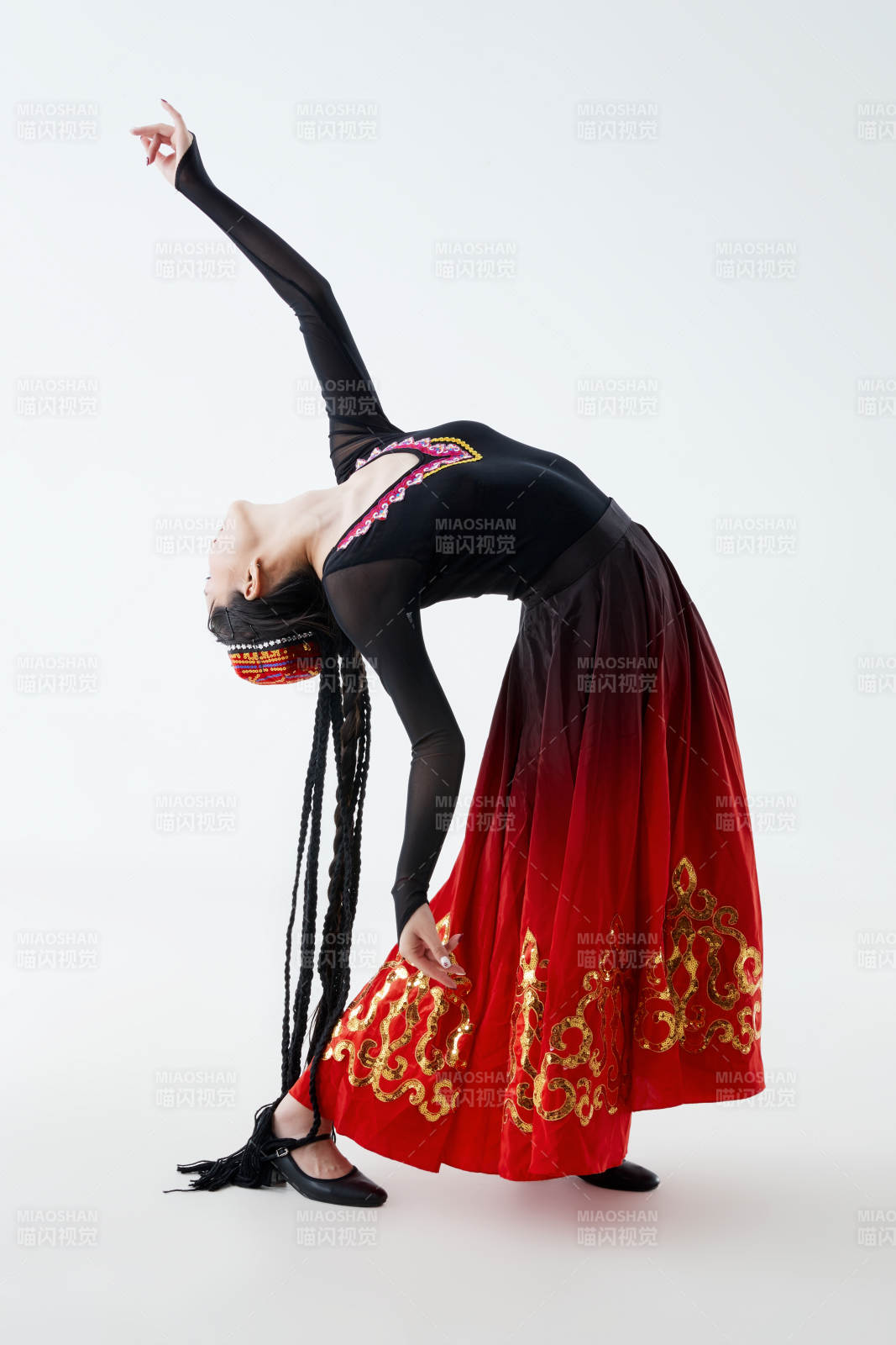 穿着新疆维吾尔族服饰跳舞的少女图片