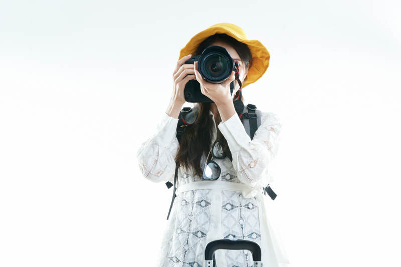 白色背景下准备出发旅行的美丽东方女大学生图片