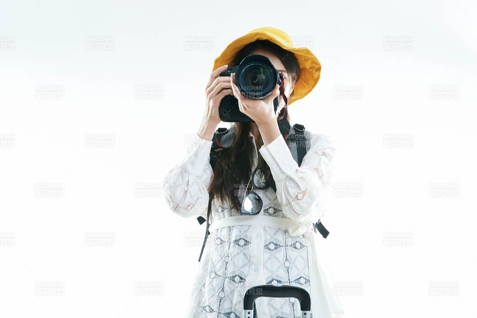 白色背景下准备出发旅行的美丽东方女大学生图片