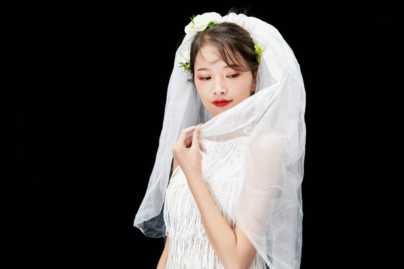黑色背景下的美妆新娘彩妆人像图片