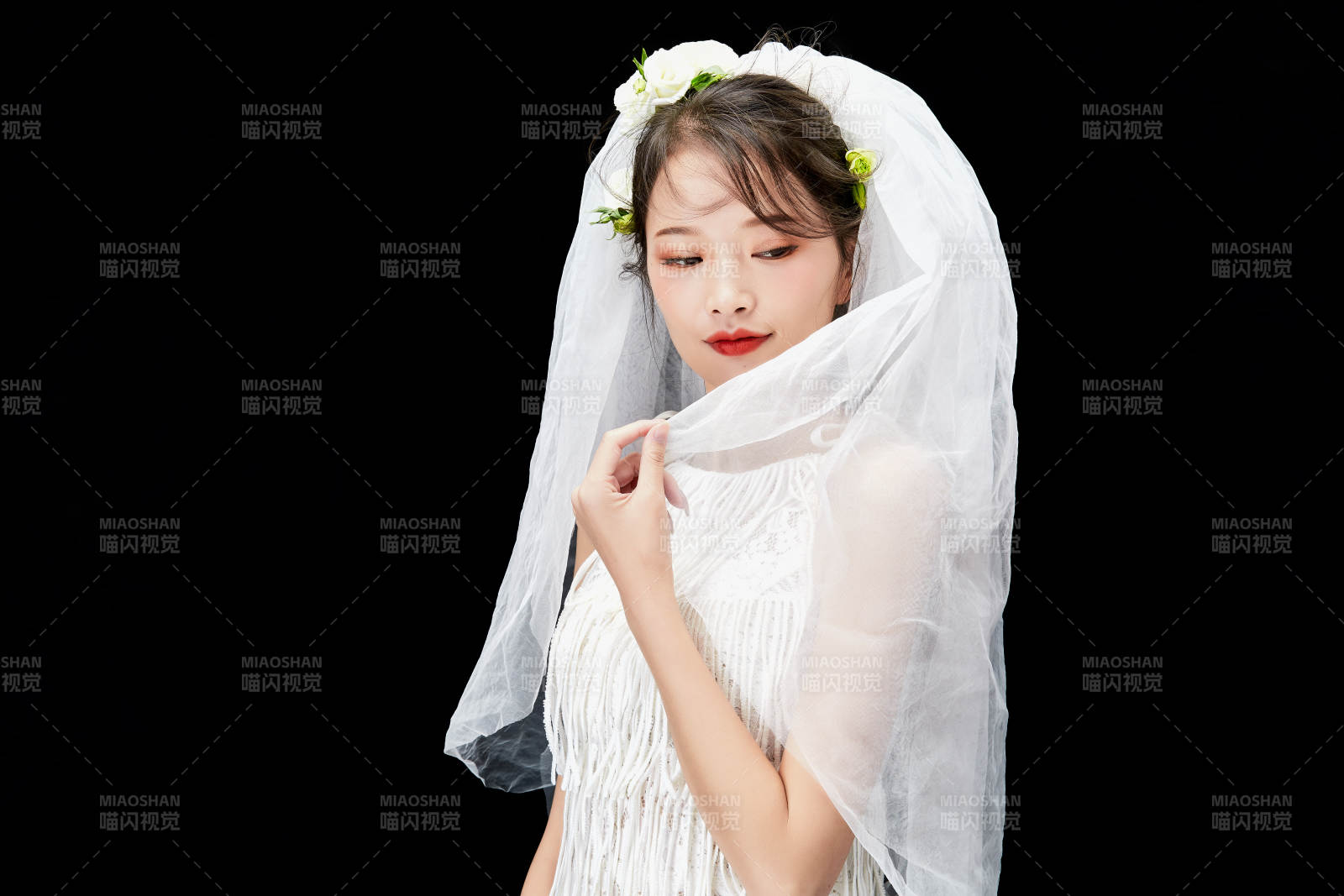 黑色背景下的美妆新娘彩妆人像图片