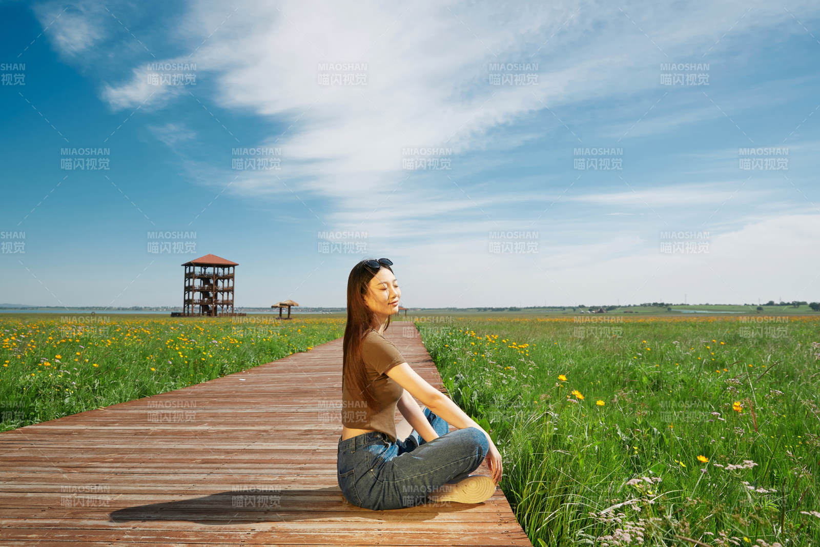 盛夏在草原湿地公园游玩的姑娘图片