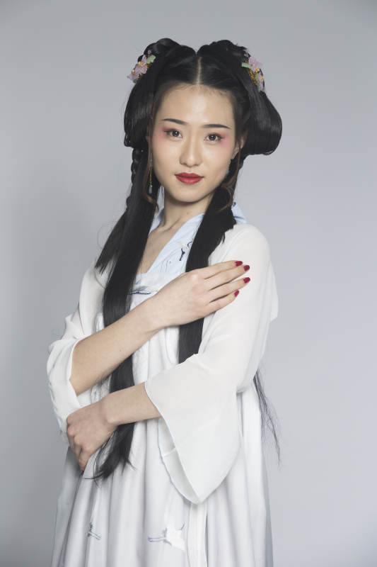 汉服风韵人像棚拍汉服少女图片