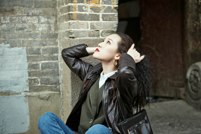 老旧城区里穿着复古港风的美丽清纯少女图片