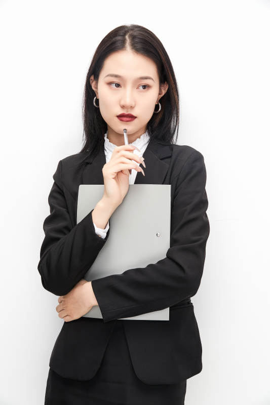身穿西服拿着文件夹的美丽商务女士图片