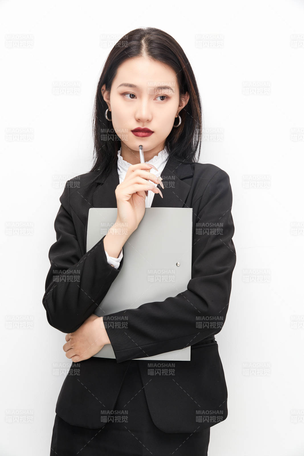 身穿西服拿着文件夹的美丽商务女士图片