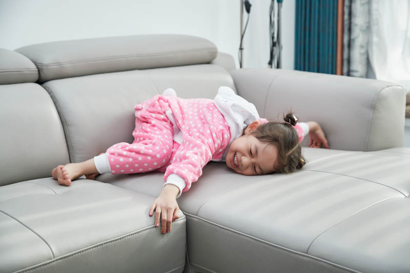 在家玩耍的亚洲小女孩图片