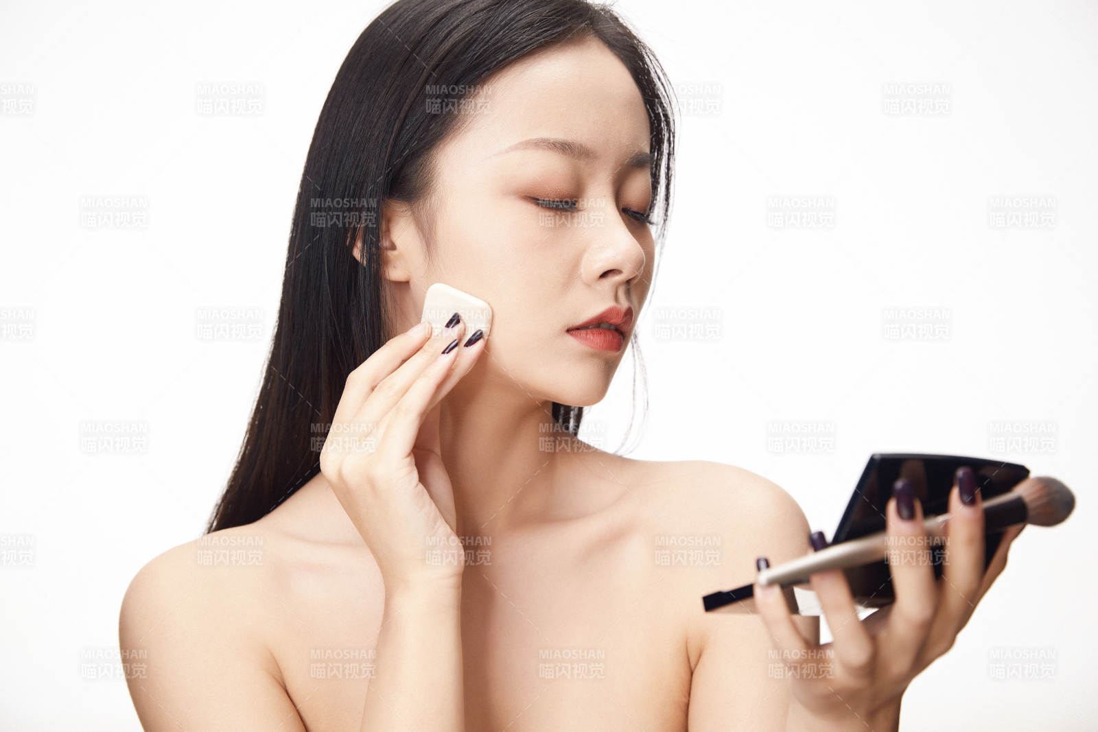 亚洲美女面部特写化妆护肤图片