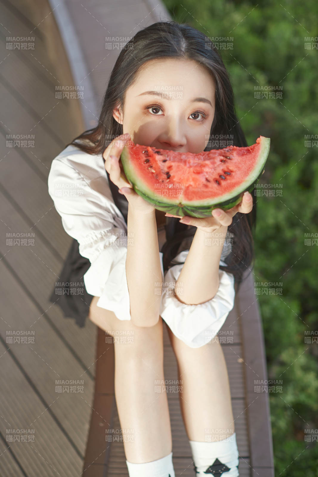 初夏户外公园吃西瓜的可爱少女图片