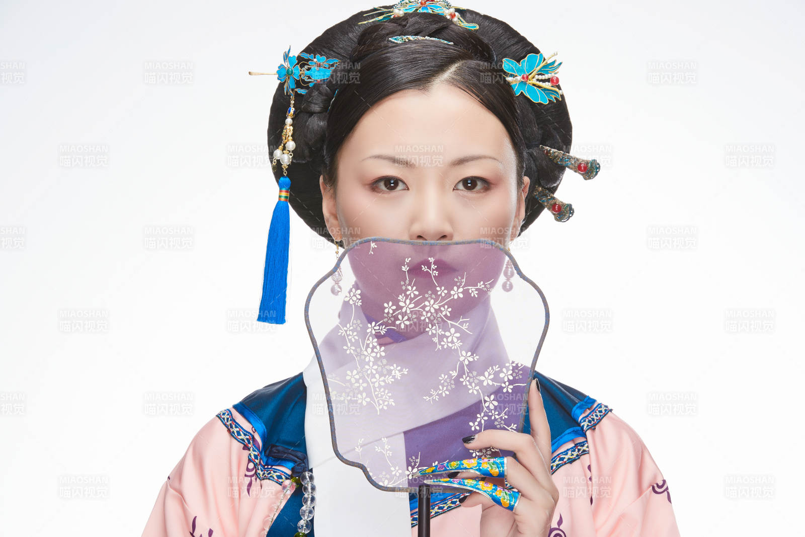 白色背景下的清代女性古装造型清朝古装图片