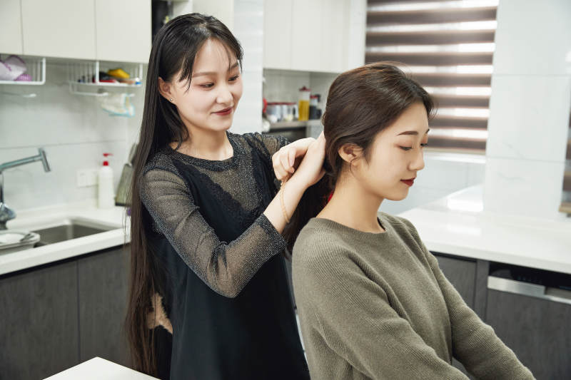 在餐厅喝咖啡闲聊的亚洲闺蜜图片