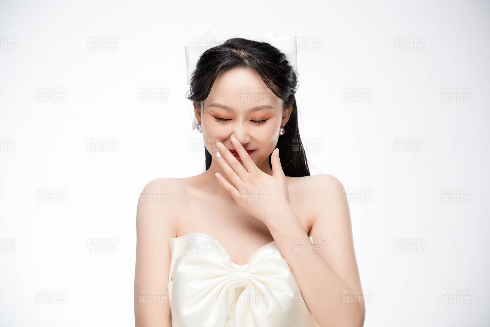 女性婚纱妆面图片