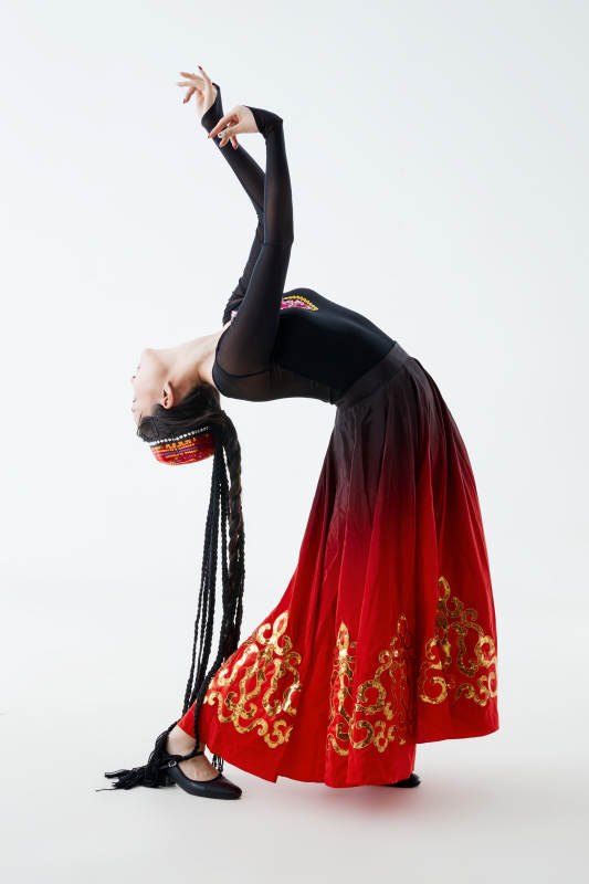 穿着新疆维吾尔族服饰跳舞的少女图片