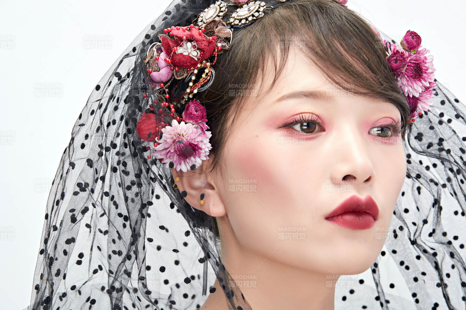 白色背景下的新娘彩妆美女人像图片