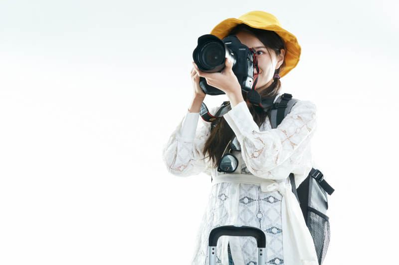 白色背景下准备出发旅行的美丽东方女大学生图片