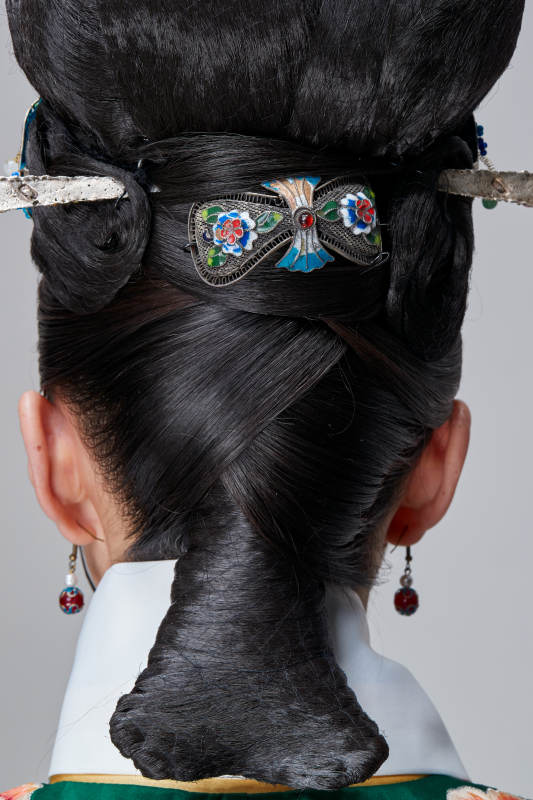 白色背景下的古装发饰局部特写图片