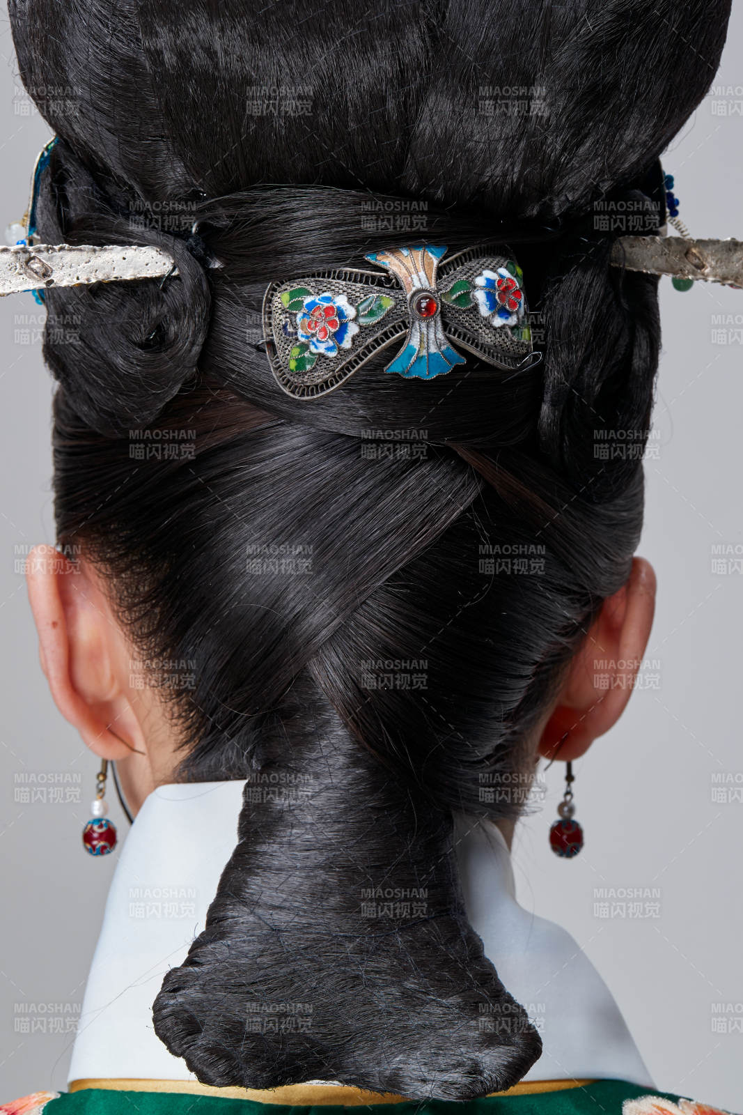 白色背景下的古装发饰局部特写图片