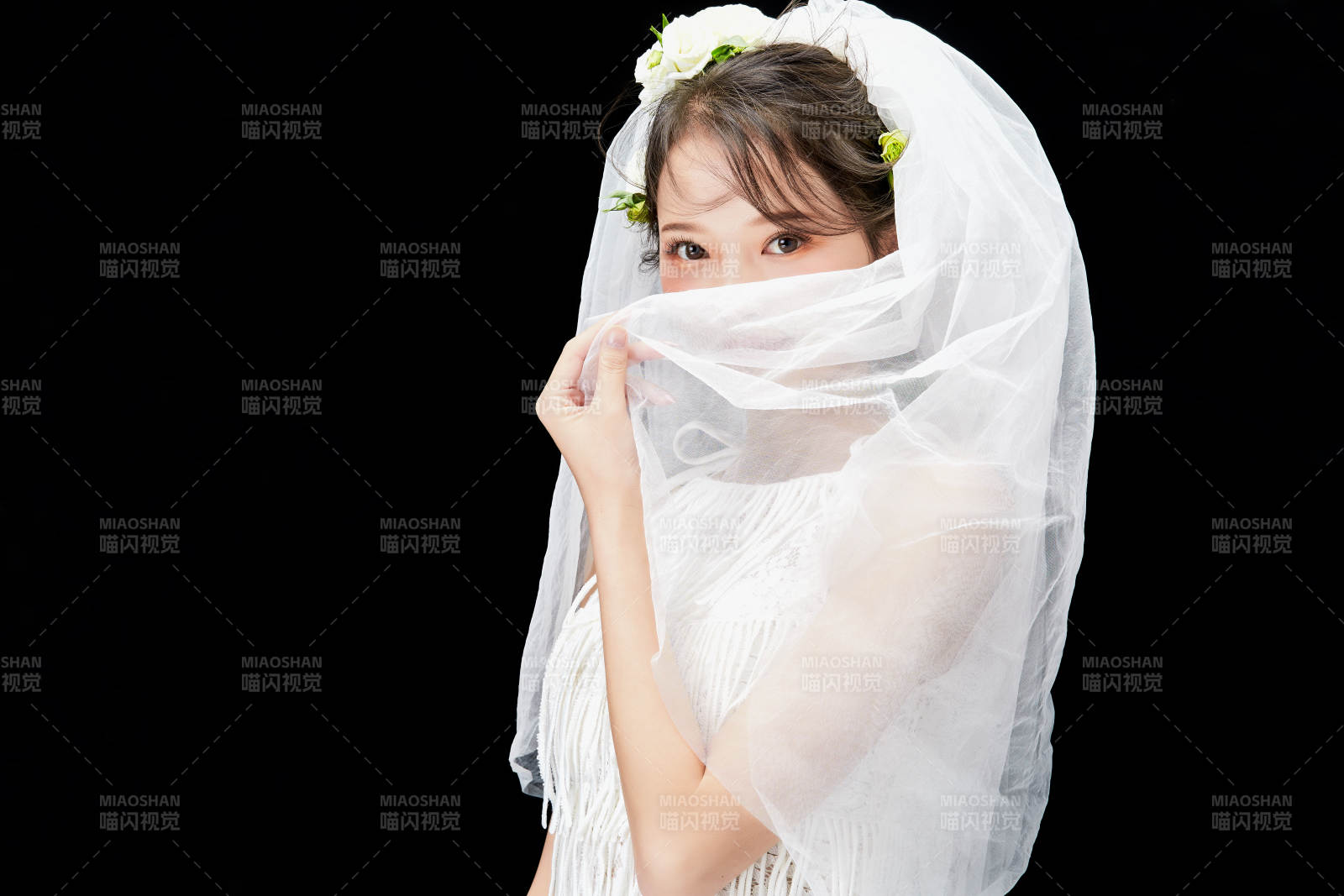 黑色背景下的美妆新娘彩妆人像图片