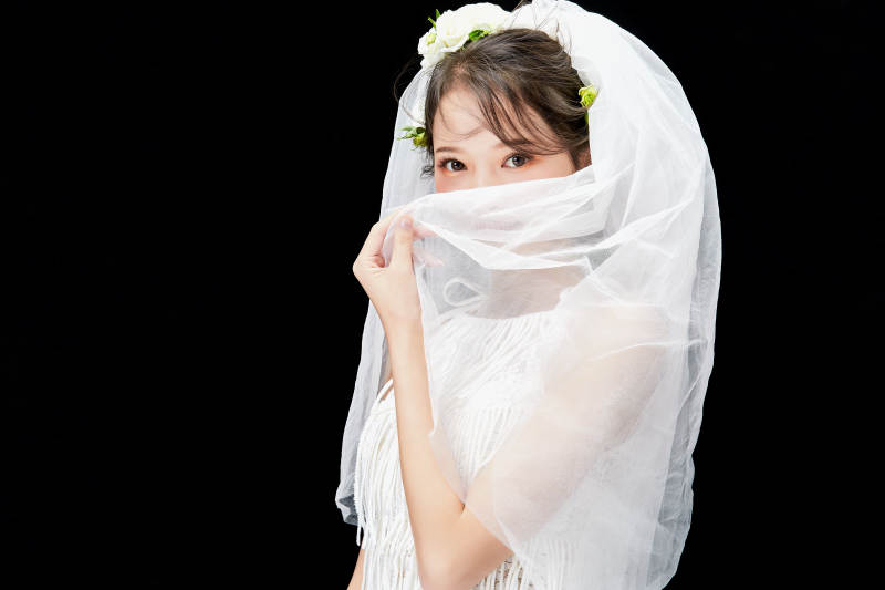 黑色背景下的美妆新娘彩妆人像图片