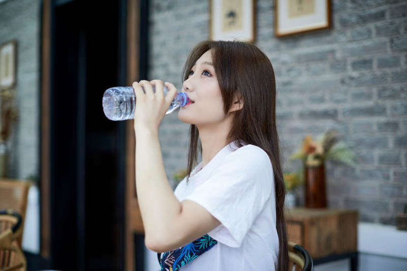 坐在咖啡图书馆吃东西的可爱少女图片