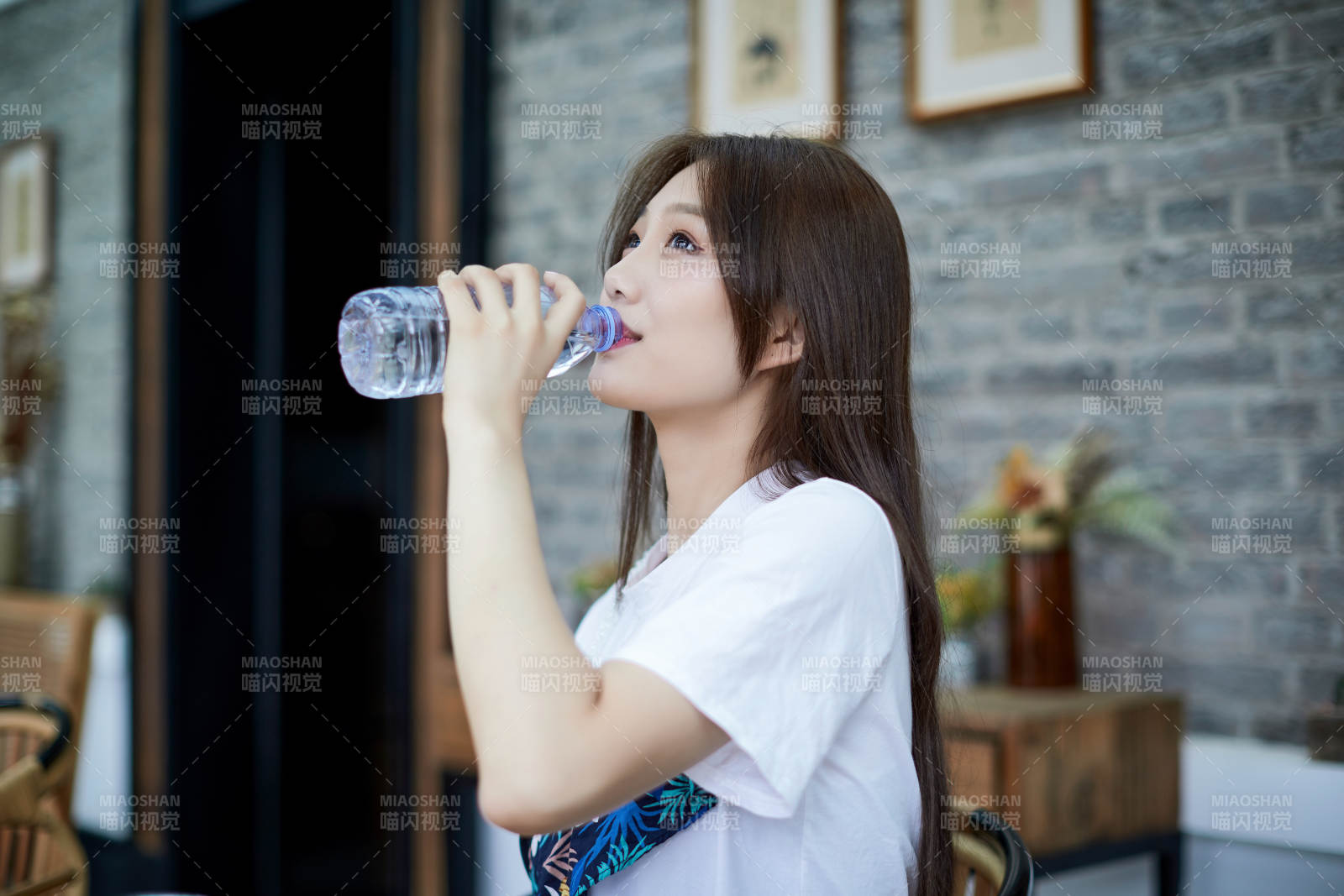 坐在咖啡图书馆吃东西的可爱少女图片